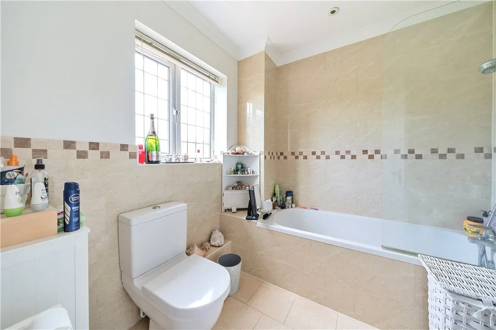 Wood End Close, Farnham Common, SL2, photo 18