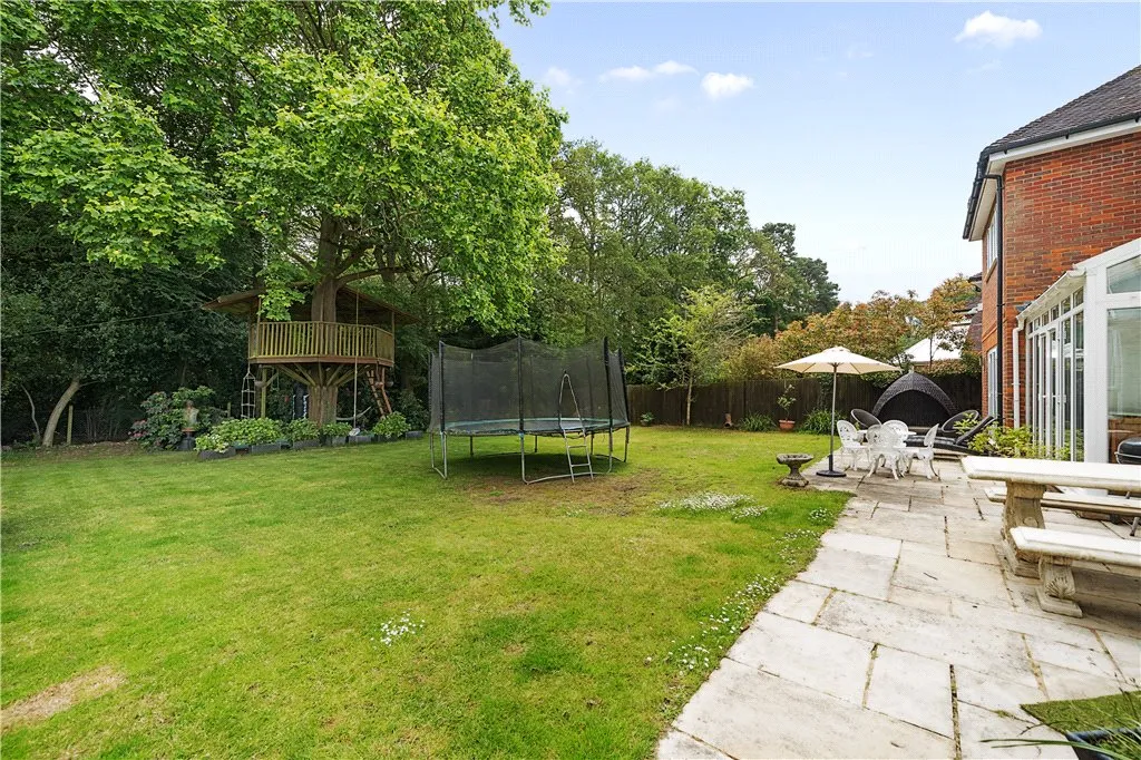 Wood End Close, Farnham Common, SL2, photo 25