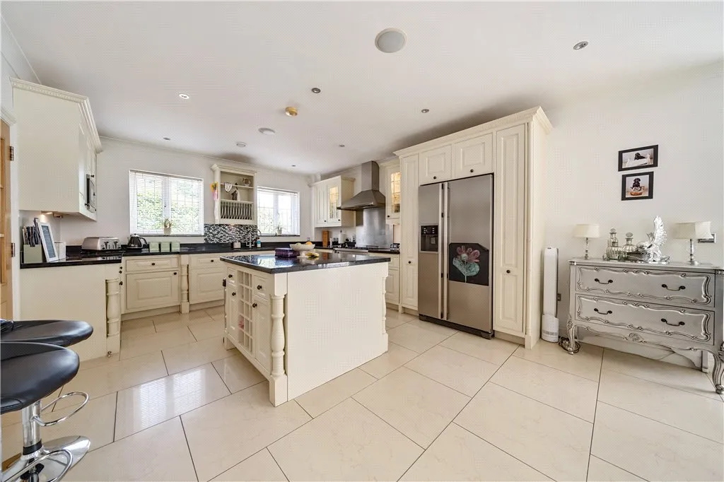 Wood End Close, Farnham Common, SL2, photo 3