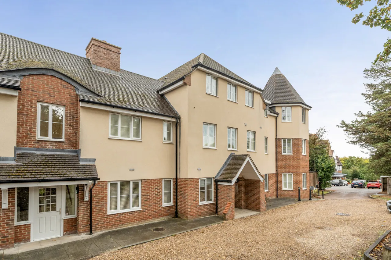 2 bed flat for sale, Castle Gate, High View, WD3