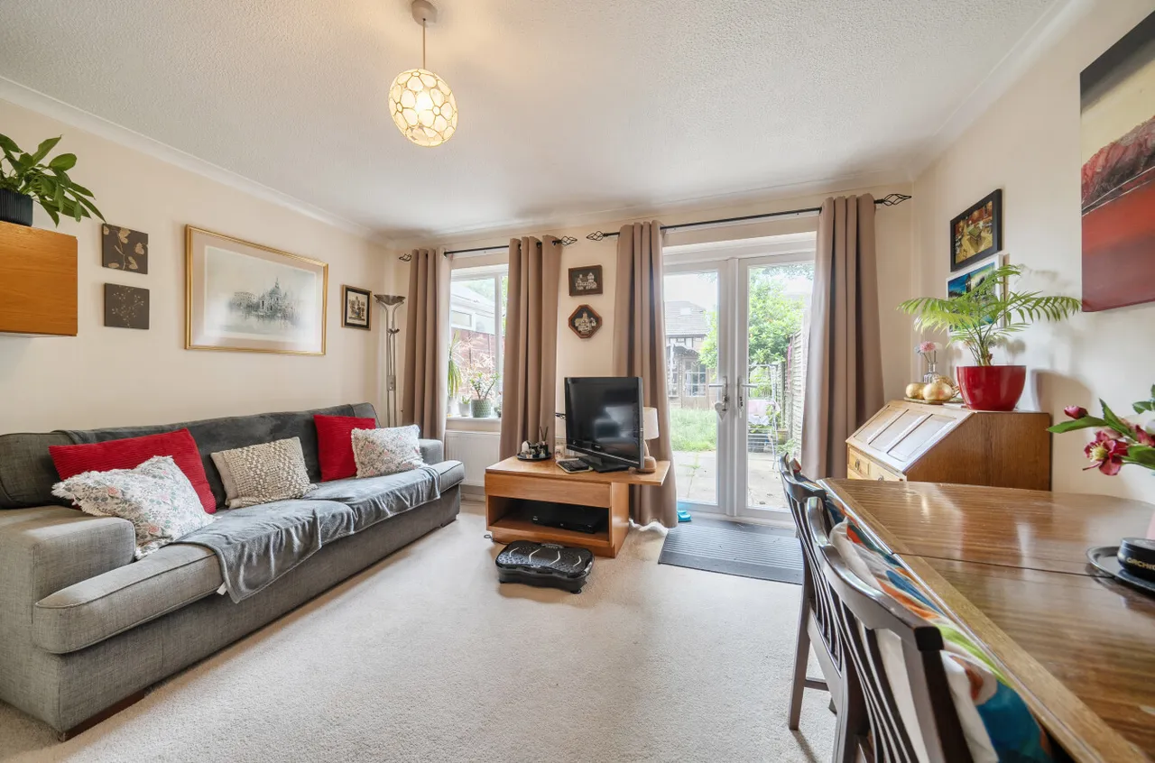 Ivy Drive, Lightwater, Surrey, GU18 5YY, photo 3