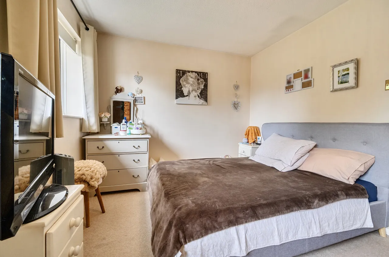 Ivy Drive, Lightwater, Surrey, GU18 5YY, photo 6
