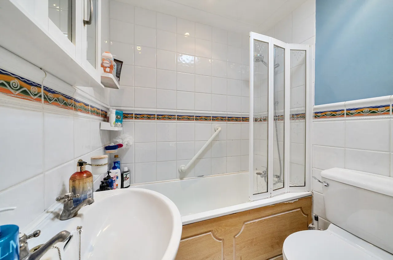 Ivy Drive, Lightwater, Surrey, GU18 5YY, photo 5