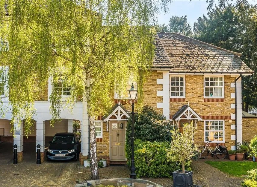 2 bed house for sale, White Heron Mews, Teddington, TW11