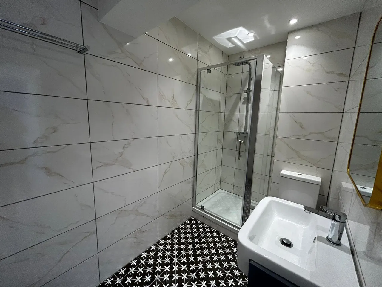 Town Centre, RH10, photo 6