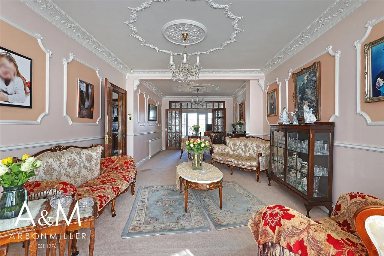 Herent Drive, Clayhall, Essex, Ilford, IG50HF, photo 2