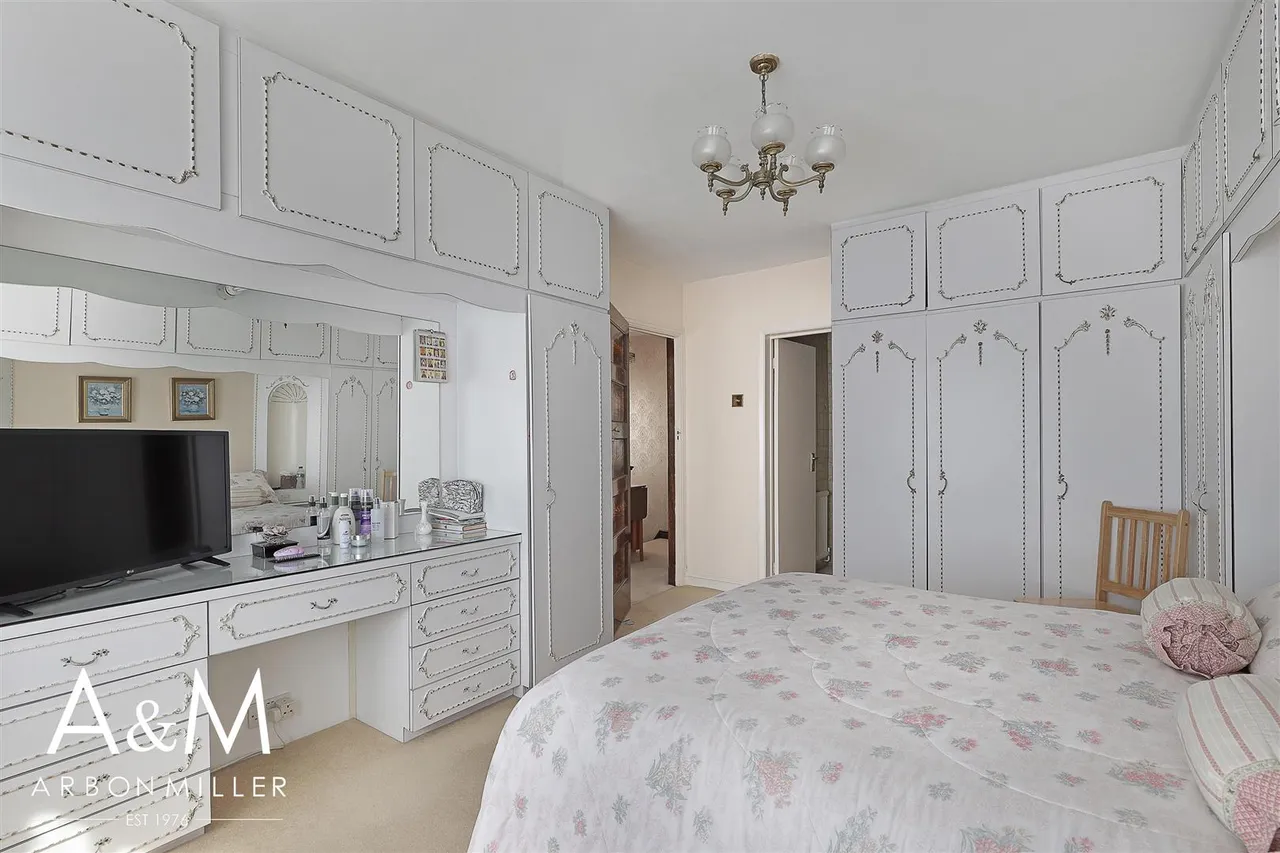 Herent Drive, Clayhall, Essex, Ilford, IG50HF, photo 16