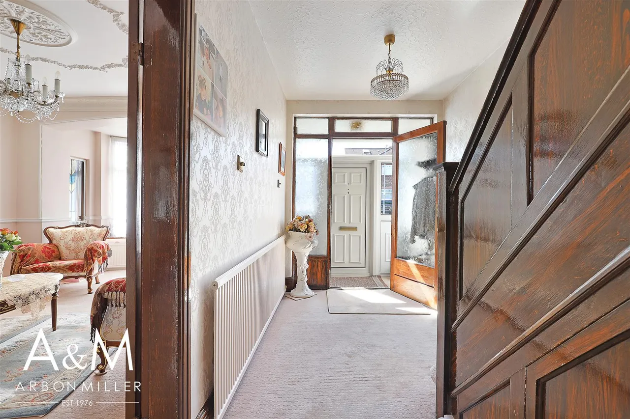 Herent Drive, Clayhall, Essex, Ilford, IG50HF, photo 4