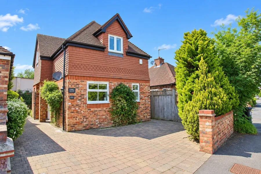 3 bed house to rent, Well Lane, Woking, GU21