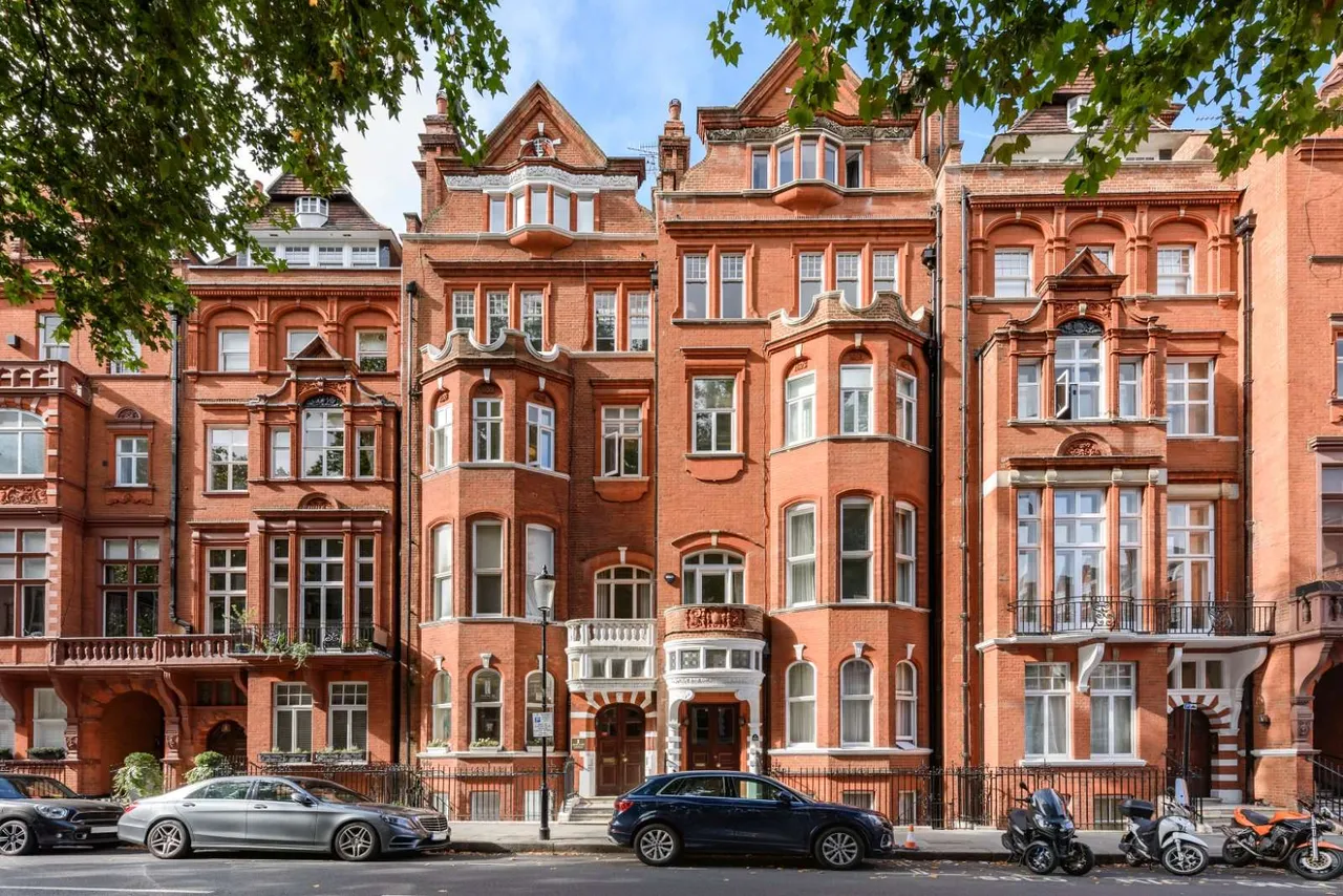 2 bed flat for sale, Cadogan Gardens, London, SW3
