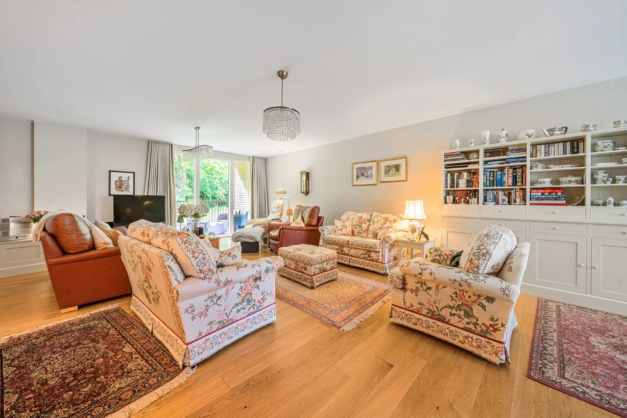 Cliveden Gages, Taplow, SL6, photo 2