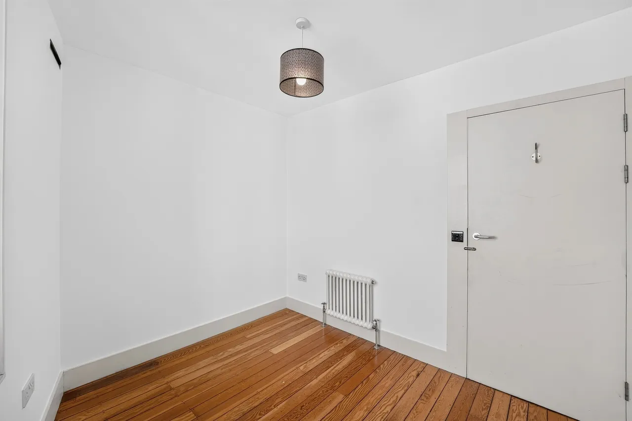 Garratt Lane, London, SW18, photo 13
