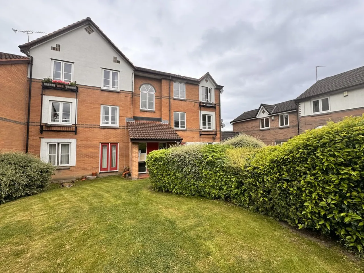 2 bed flat for sale — Grange Road, LS10