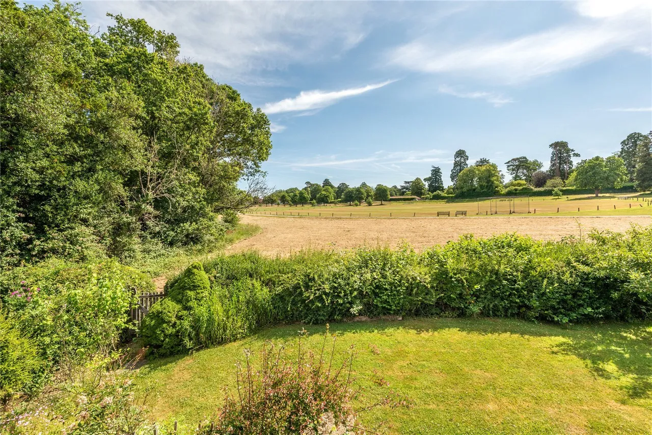 The Green, Ockley, RH5, photo 2