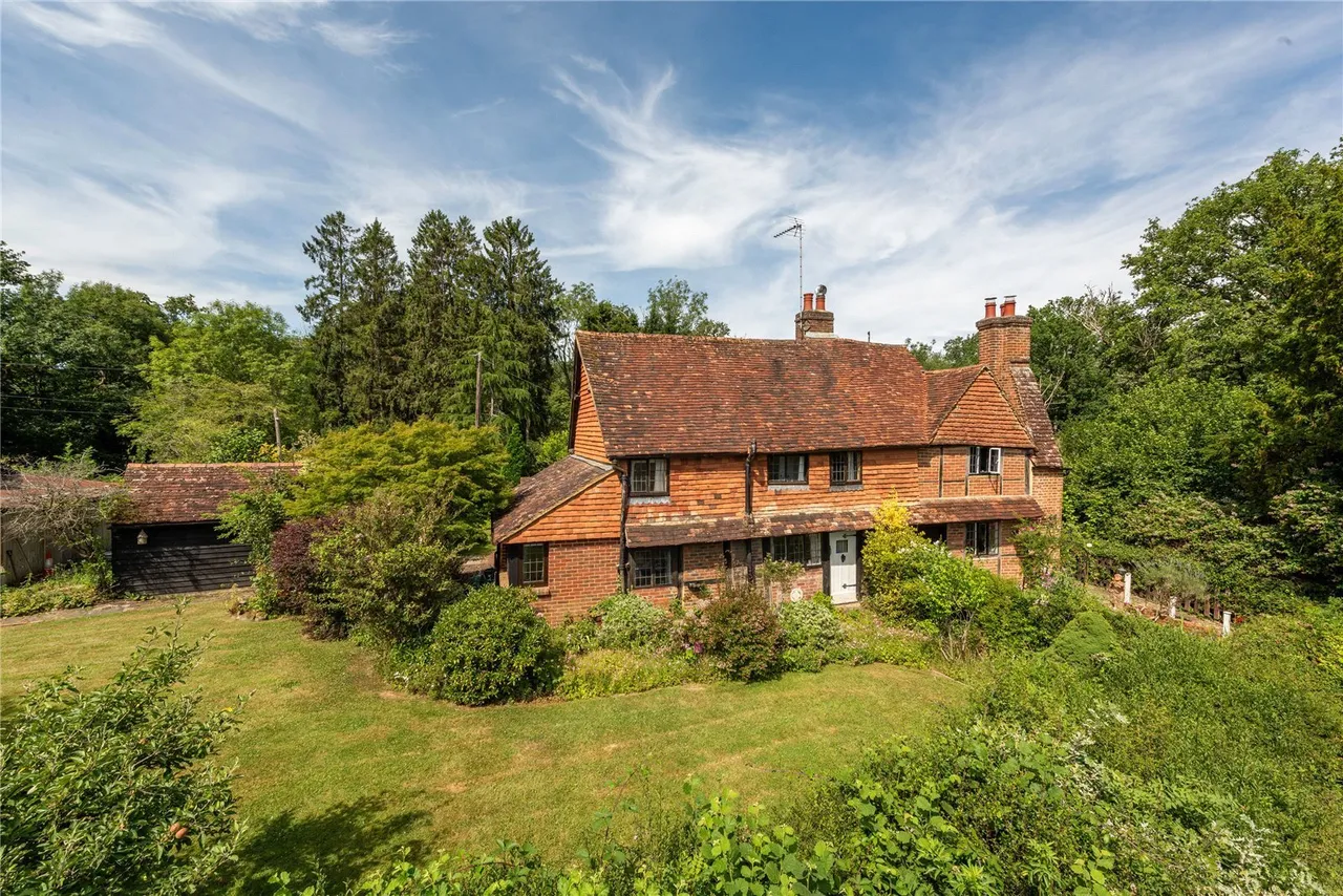 2 bed house for sale, The Green, Ockley, RH5