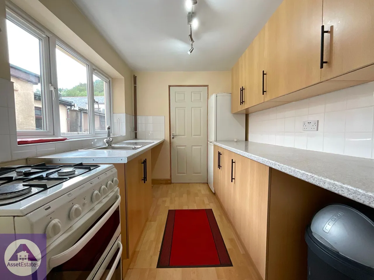 Griffin Street, Six Bells, photo 2