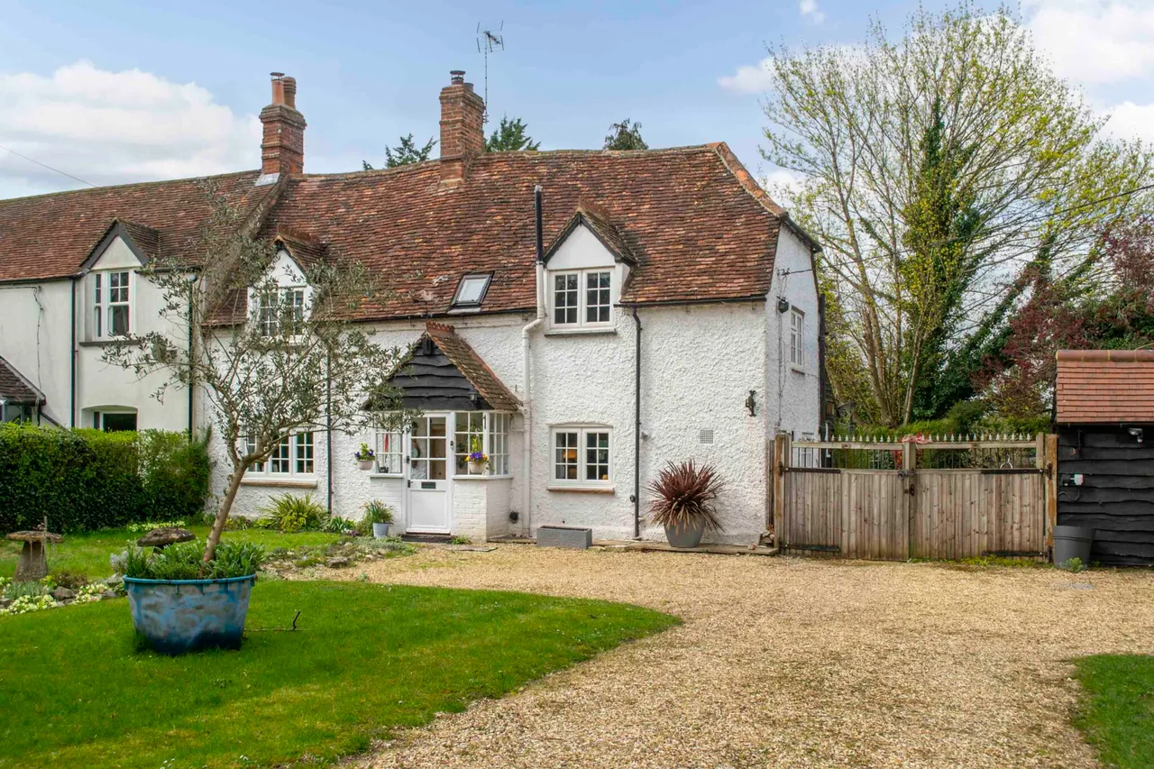 2 bed house for sale, Littlegate Aylesbury Road, Askett, HP27
