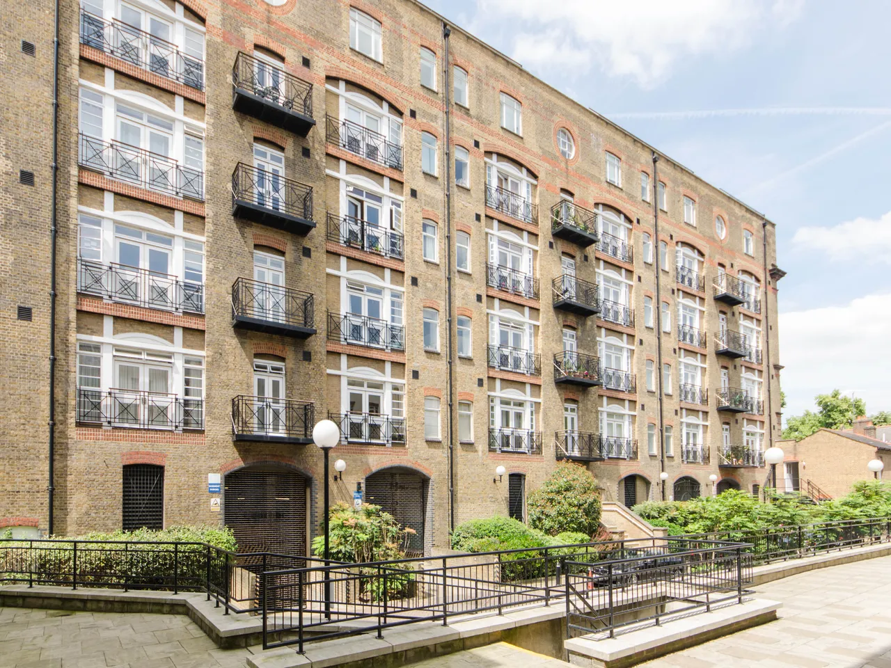2 bed flat to rent — Devonhurst Place, Heathfield Terrace, Chiswick, W4