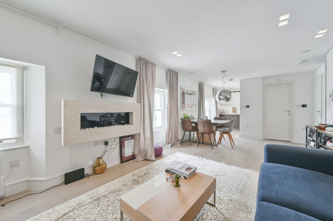 3 bed flat for sale — Flat 12, 20 Princes Square, London
