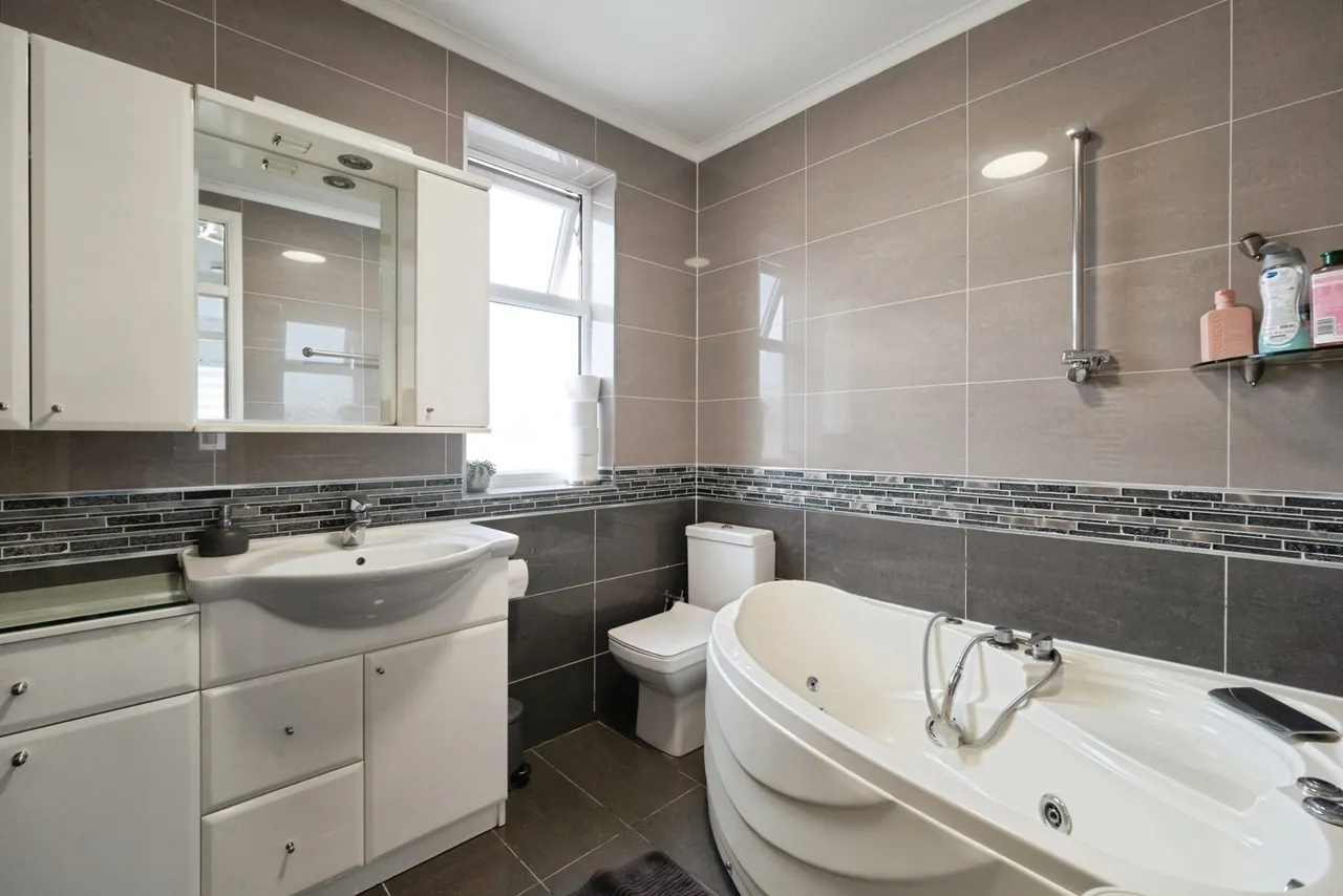 Normanshire Drive, Chingford, E4, photo 15