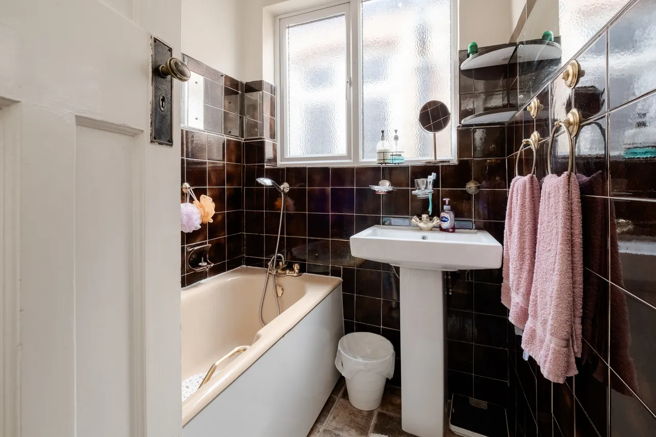 Alexandra Park Road, London, N10, photo 5