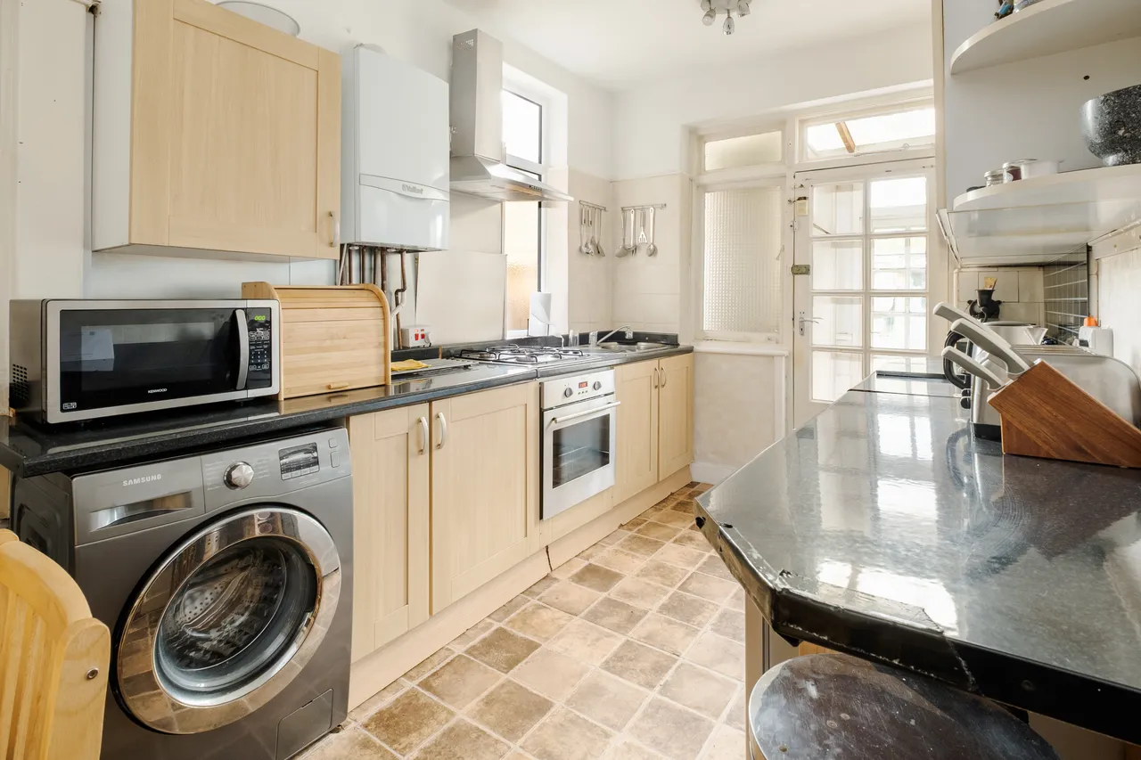 Alexandra Park Road, London, N10, photo 2