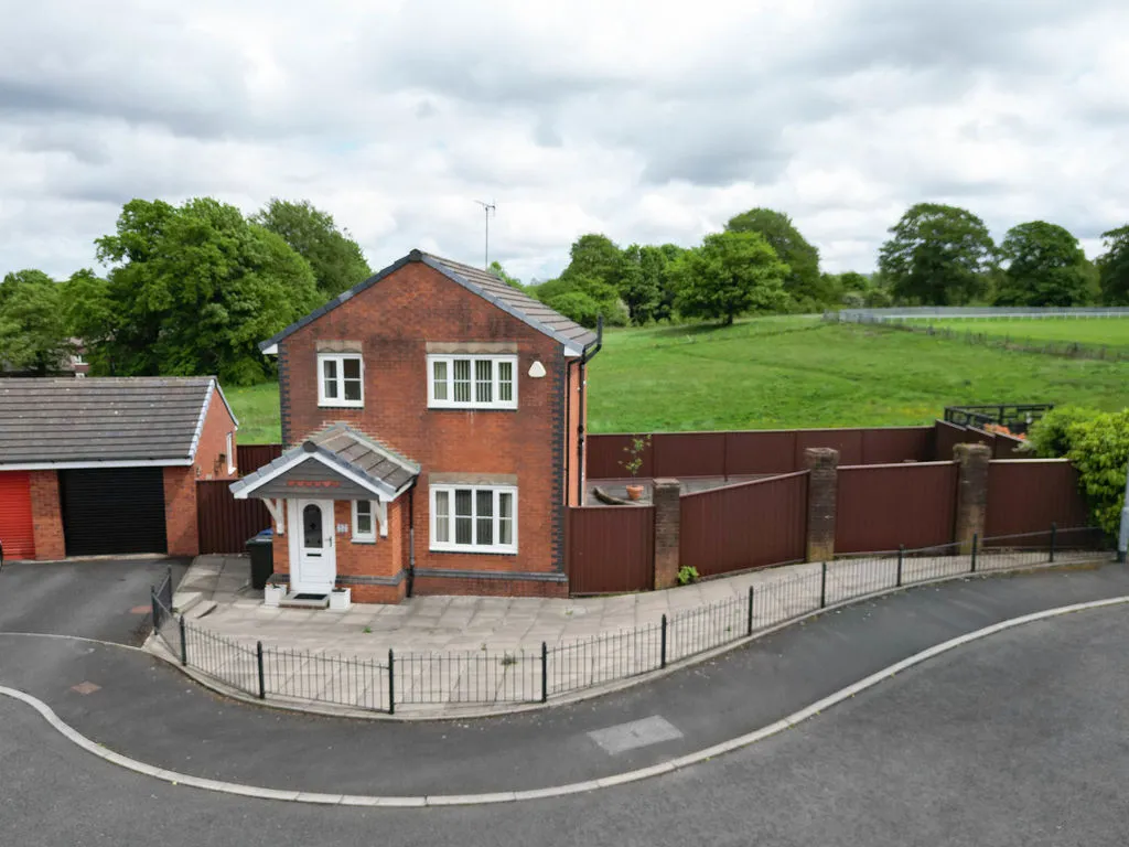 3 bed house for sale — Crompton Avenue, Rochdale OL16 4PB