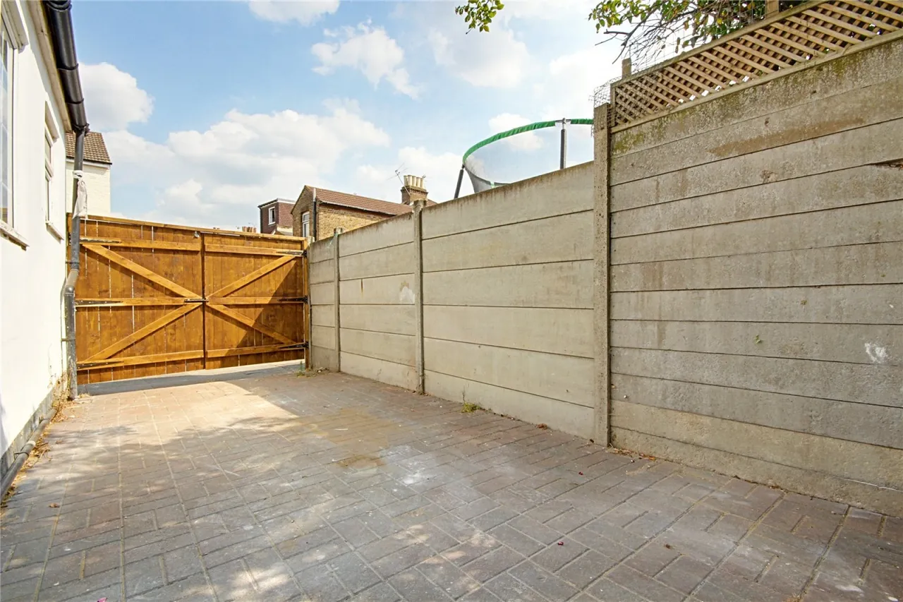 Belmont Avenue, photo 2