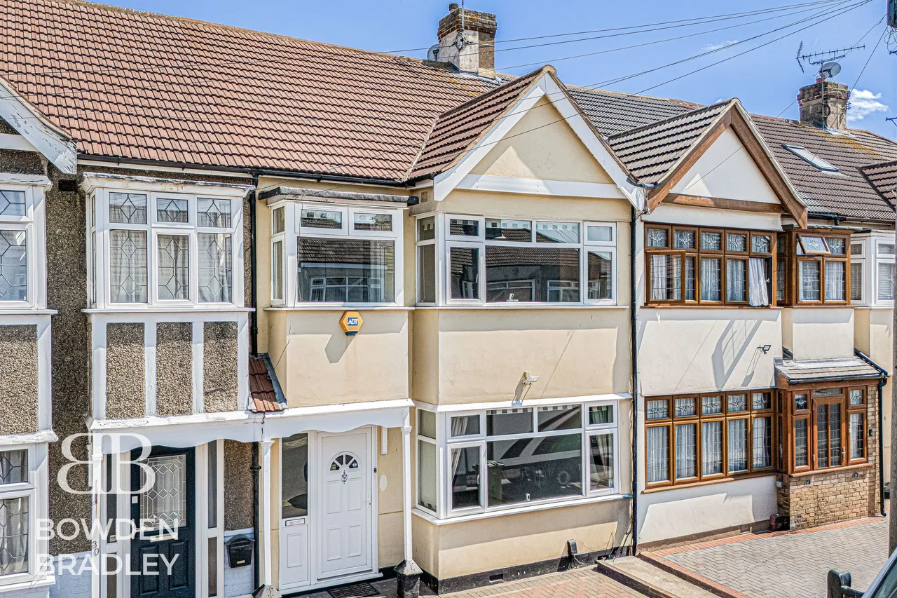 3 bed house for sale — Warley Avenue, Dagenham, RM8