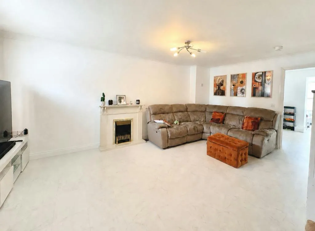 Charlesfield Road, Horley, RH6, photo 3