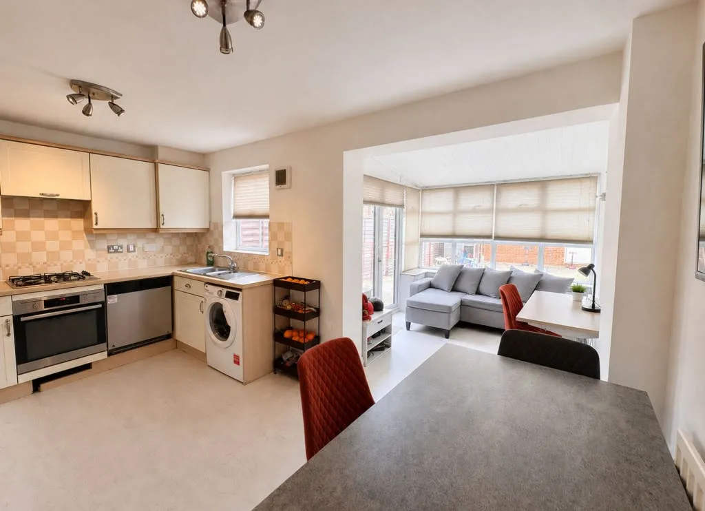 Charlesfield Road, Horley, RH6, photo 4