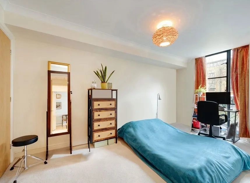 Ferry Lane, Brentford, TW8, photo 4