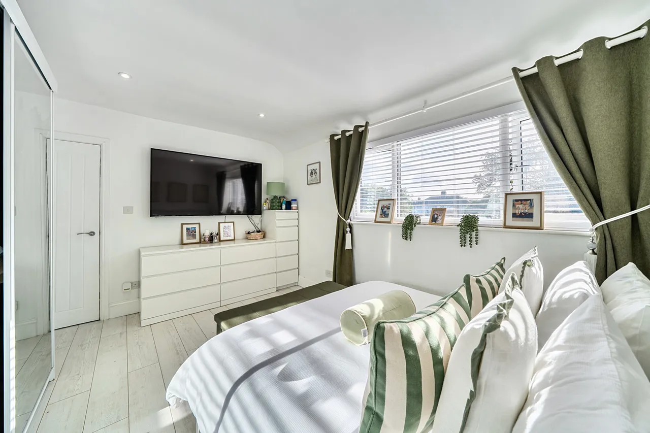 A Beautifully Presented Three-Bedroom Home With Large Garden, Impressive Garden Room & Underfloor Heating, UB7, photo 14