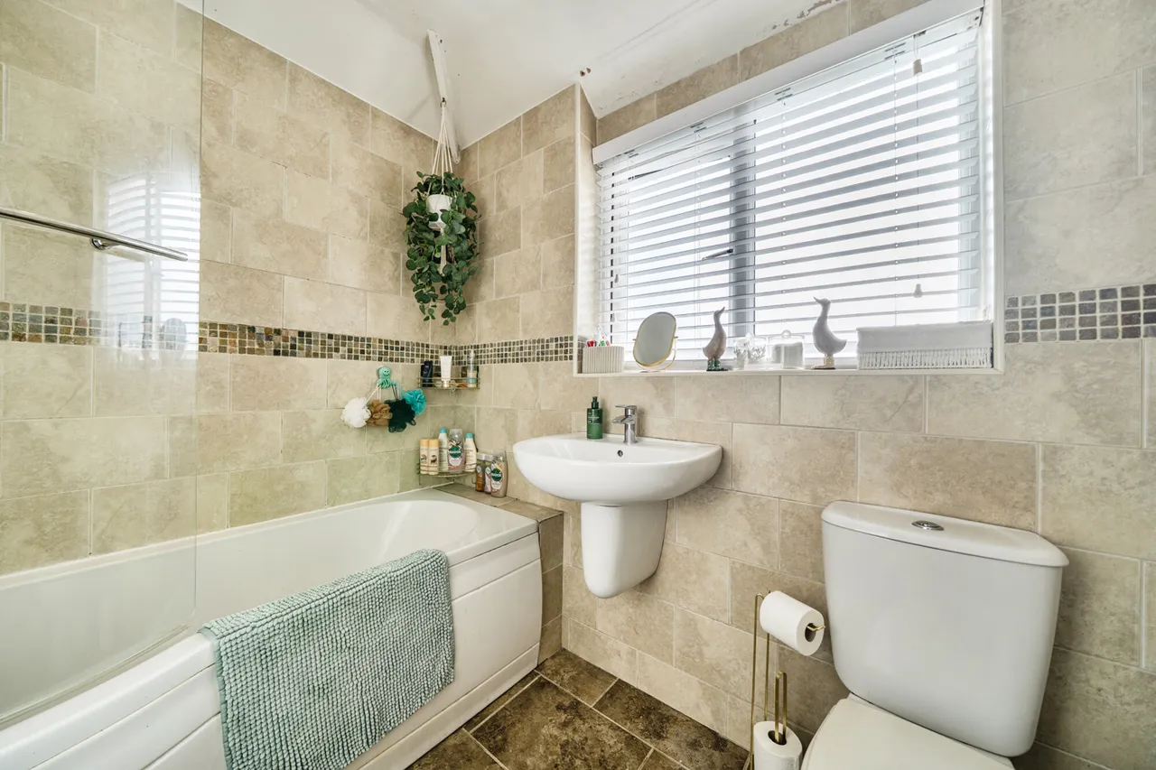 A Beautifully Presented Three-Bedroom Home With Large Garden, Impressive Garden Room & Underfloor Heating, UB7, photo 6