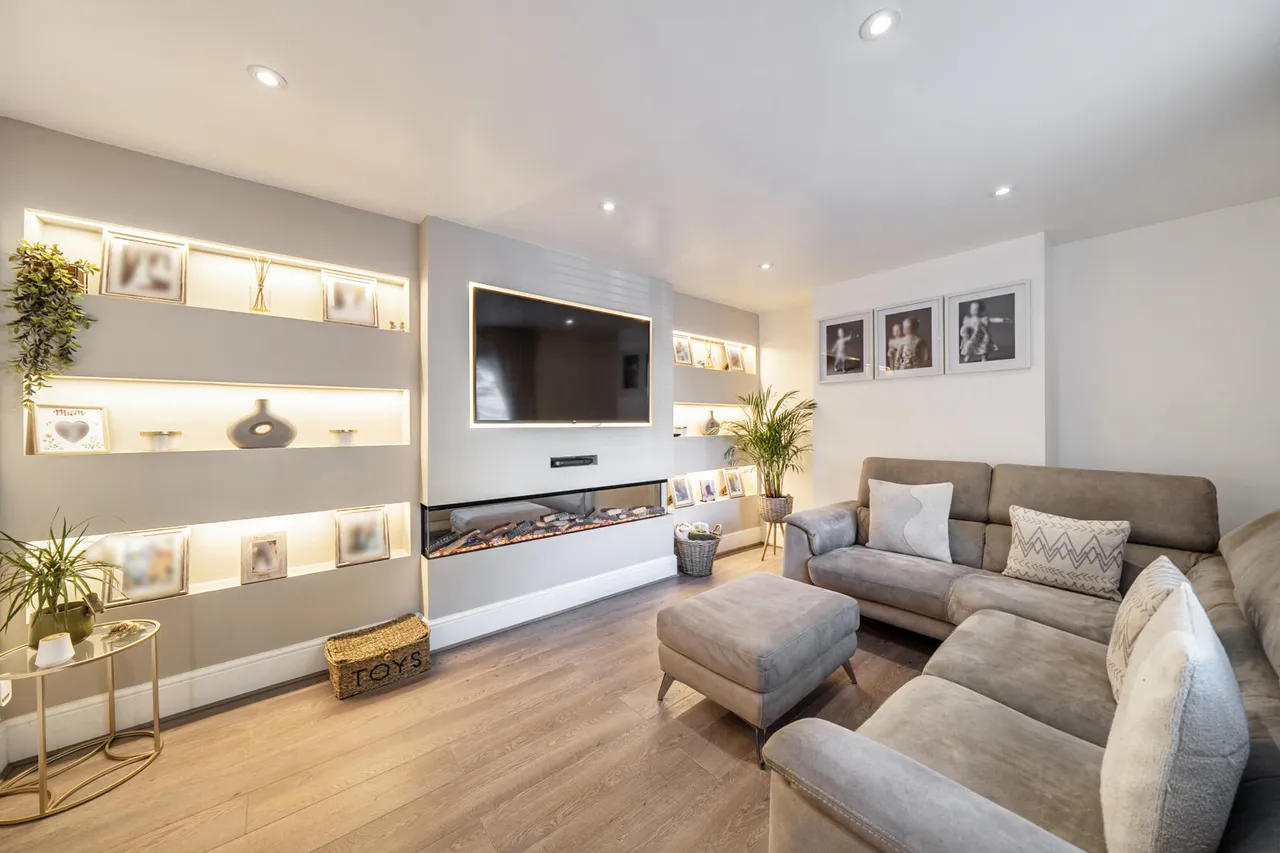 A Beautifully Presented Three-Bedroom Home With Large Garden, Impressive Garden Room & Underfloor Heating, UB7, photo 2