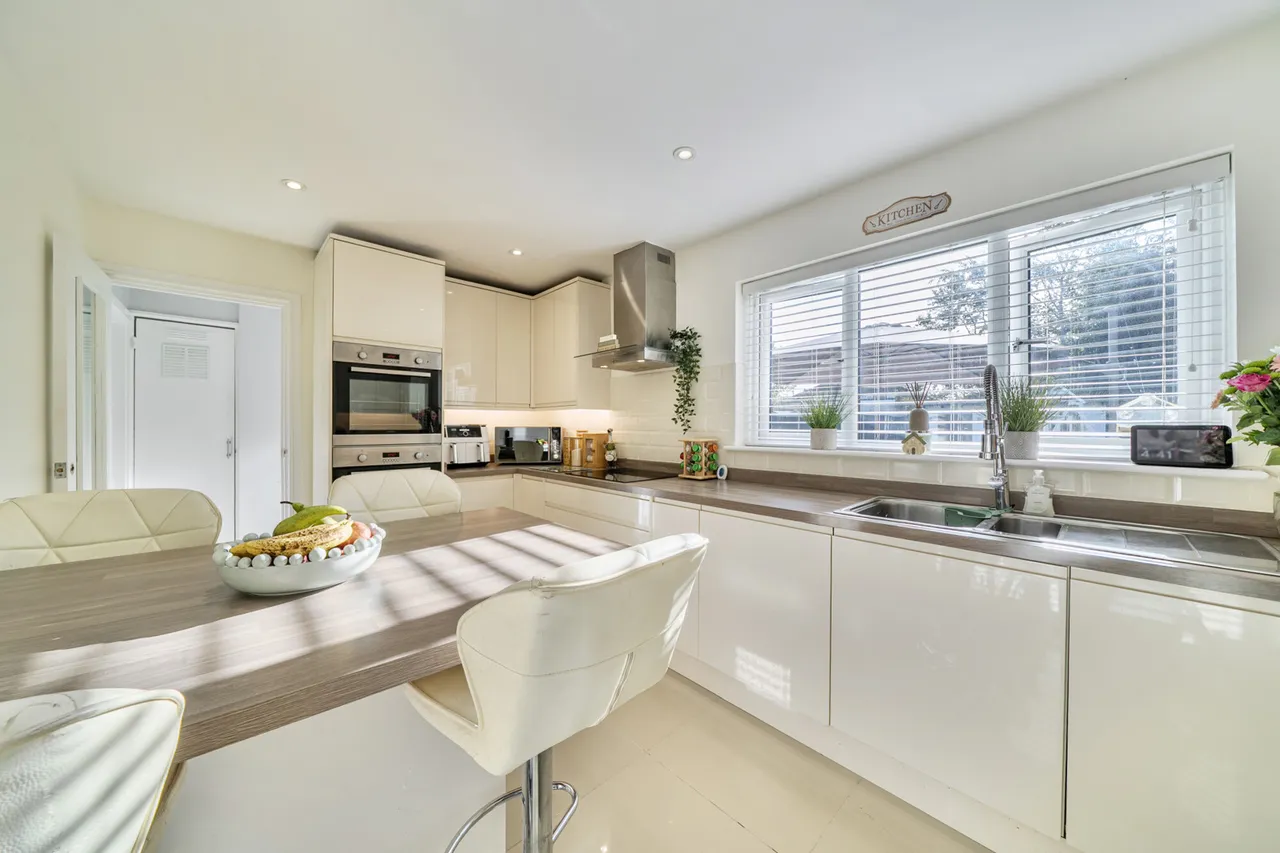 A Beautifully Presented Three-Bedroom Home With Large Garden, Impressive Garden Room & Underfloor Heating, UB7, photo 4