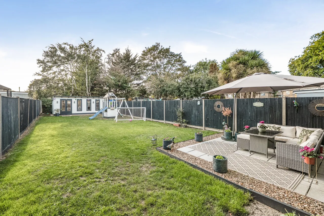 A Beautifully Presented Three-Bedroom Home With Large Garden, Impressive Garden Room & Underfloor Heating, UB7, photo 8