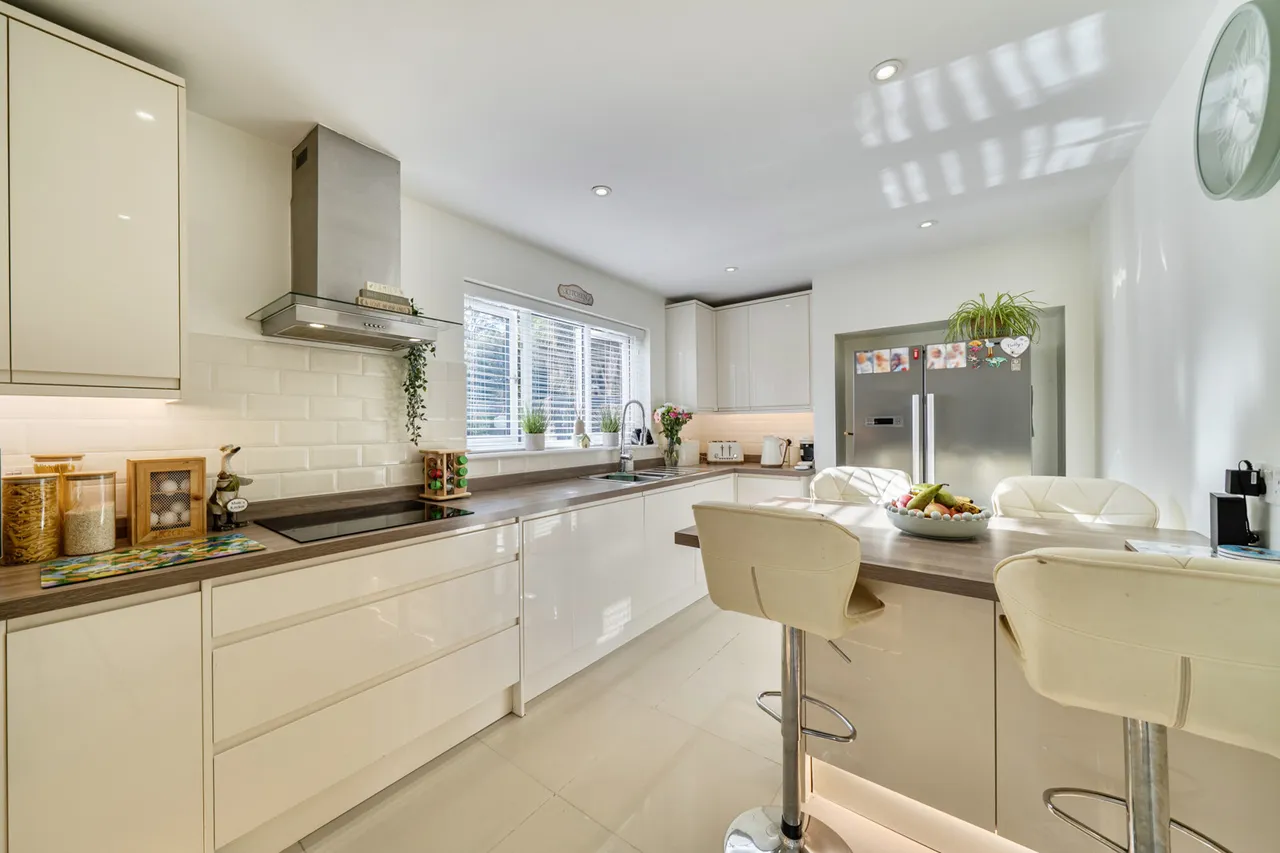 A Beautifully Presented Three-Bedroom Home With Large Garden, Impressive Garden Room & Underfloor Heating, UB7, photo 5