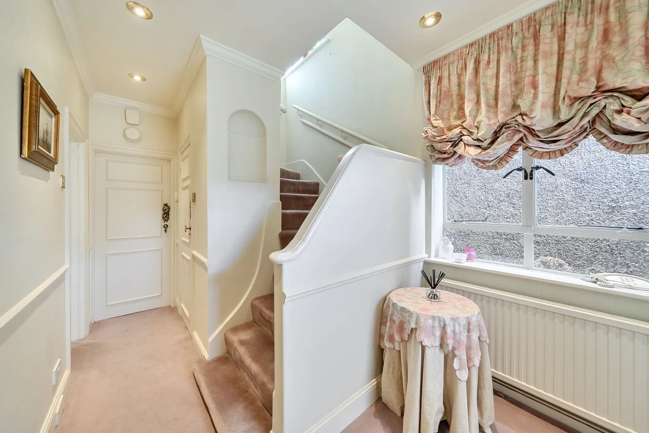 Edgwarebury Lane, Edgware, HA8, photo 10