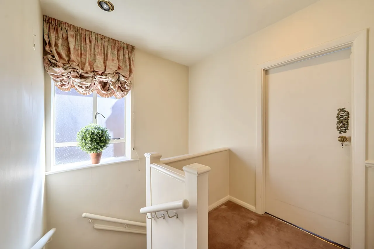 Edgwarebury Lane, Edgware, HA8, photo 11