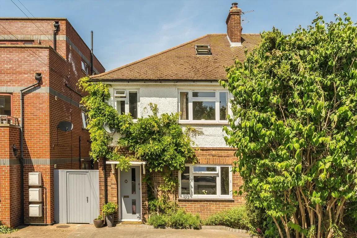4 bed property for sale, Elmfield Road, SW17