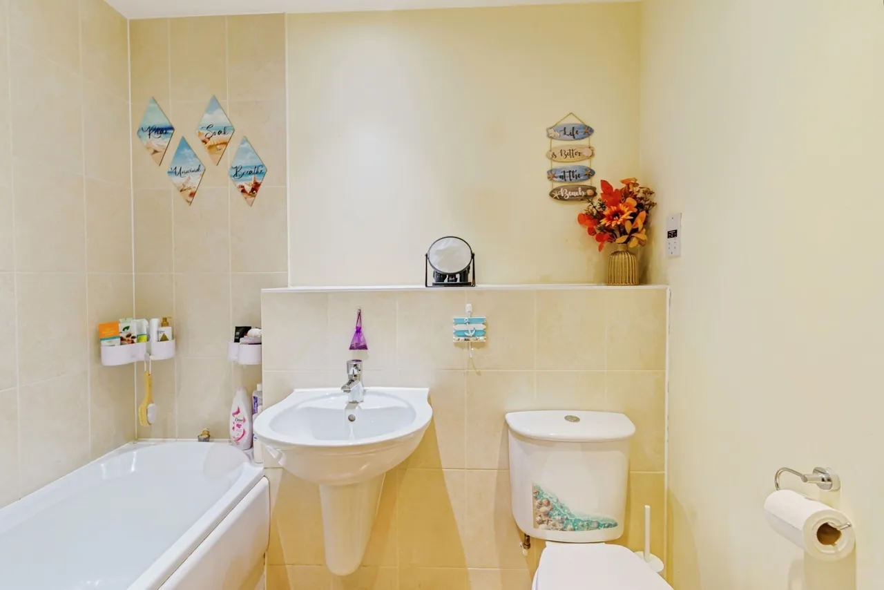 Canalside, Redhill, RH1, photo 8