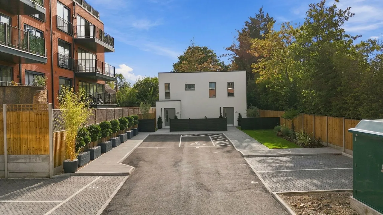 High Road, Chigwell, IG7, photo 12