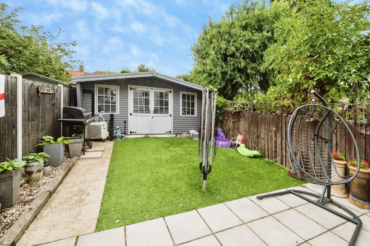 Spinney Gardens, Dagenham, RM9, photo 5