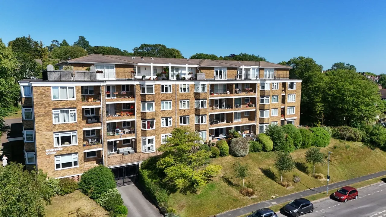 2 bed flat for sale, Monterey Court, Varndean Park Estate, BN1