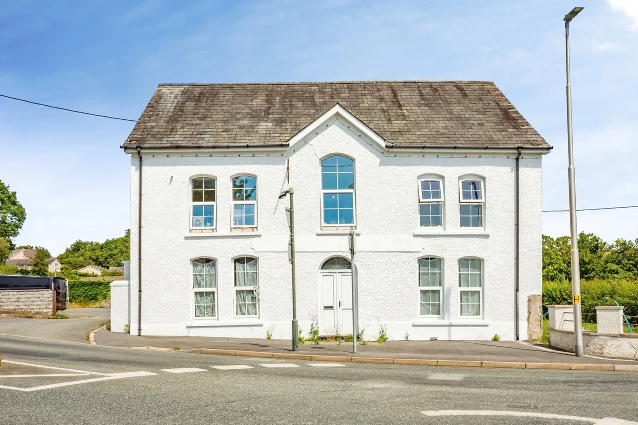 1 bed flat for sale, Highmead Arms, Llanybydder, SA40