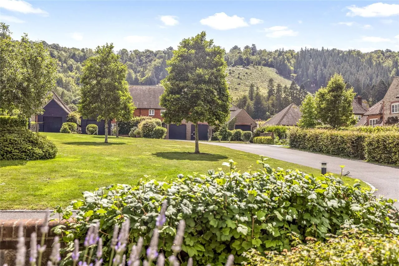 Wallace Square, Lavington Park, Petworth, West Sussex, GU28 0FJ, photo 2