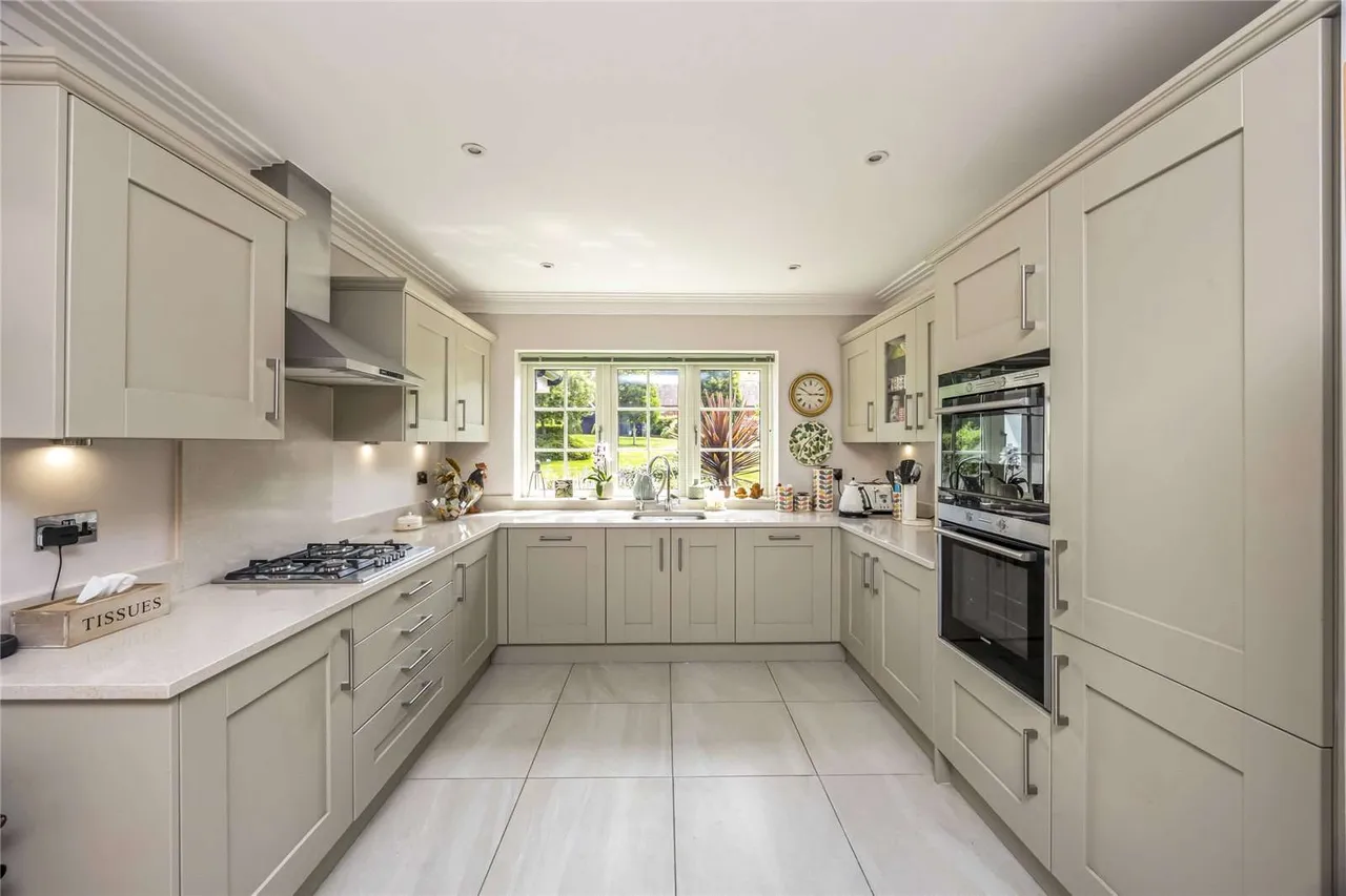 Wallace Square, Lavington Park, Petworth, West Sussex, GU28 0FJ, photo 3