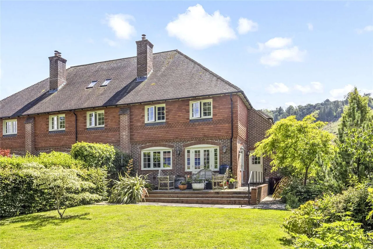 Wallace Square, Lavington Park, Petworth, West Sussex, GU28 0FJ, photo 8