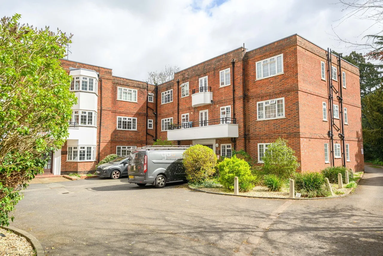 2 bed flat for sale, Church Street, Walton-on-thames, KT12